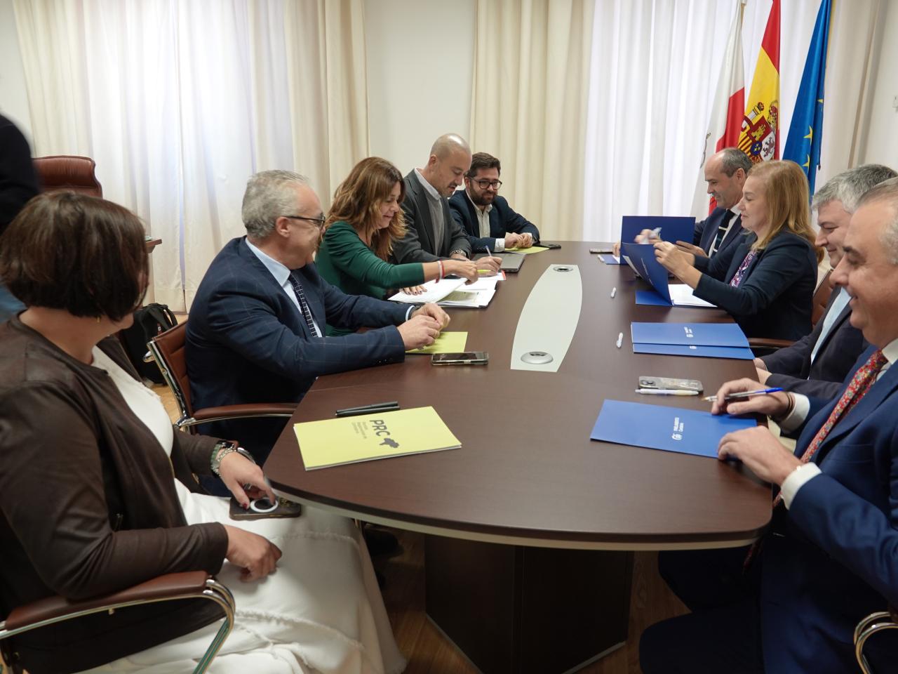 Un momento de la reunión del PRC y el PP celebrada hoy en el Parlamento
