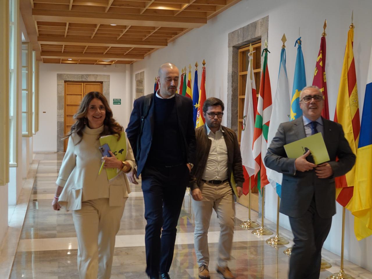 La delegación regionalista que hoy ha acudido a la reunión con el PP