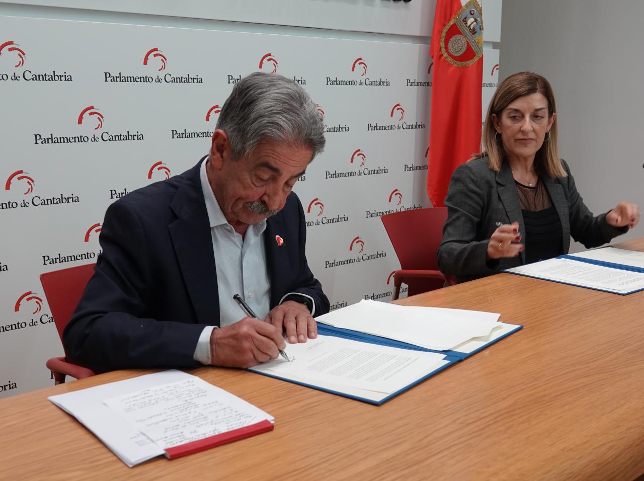 Miguel Ángel Revilla y María José Sáenz de Buruaga durante la firma del acuerdo