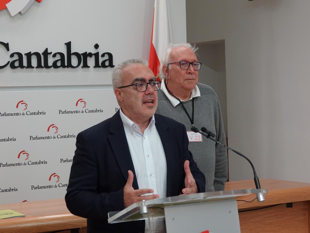 Pedro Hernando, en primer término, y Santos Martín durante la rueda de prensa