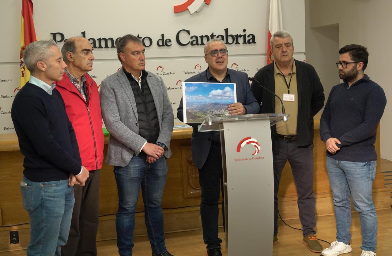 Pedro Hernando junto a representantes del PRC en el bajo Asón muestra una infografía que refleja la incidencia paisajística del parque Corus