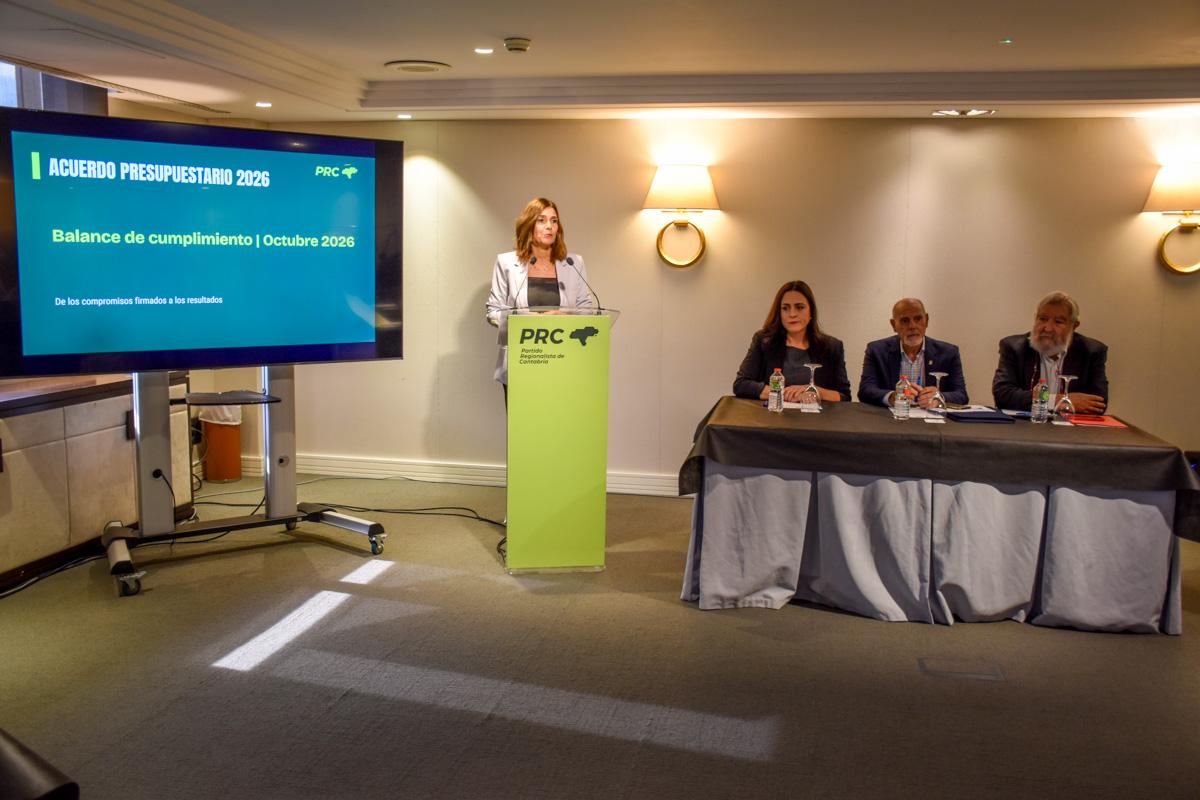 Paula Fernández Viaña durante su intervención en la rueda de prensa, junto a los autores del balance