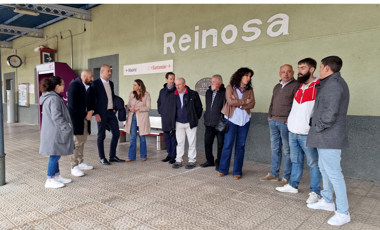 Paula Fernández, Javier López Estrada y Daniel Santos, con representantes del PRC de Campoo, hoy en la estación de Reinosa