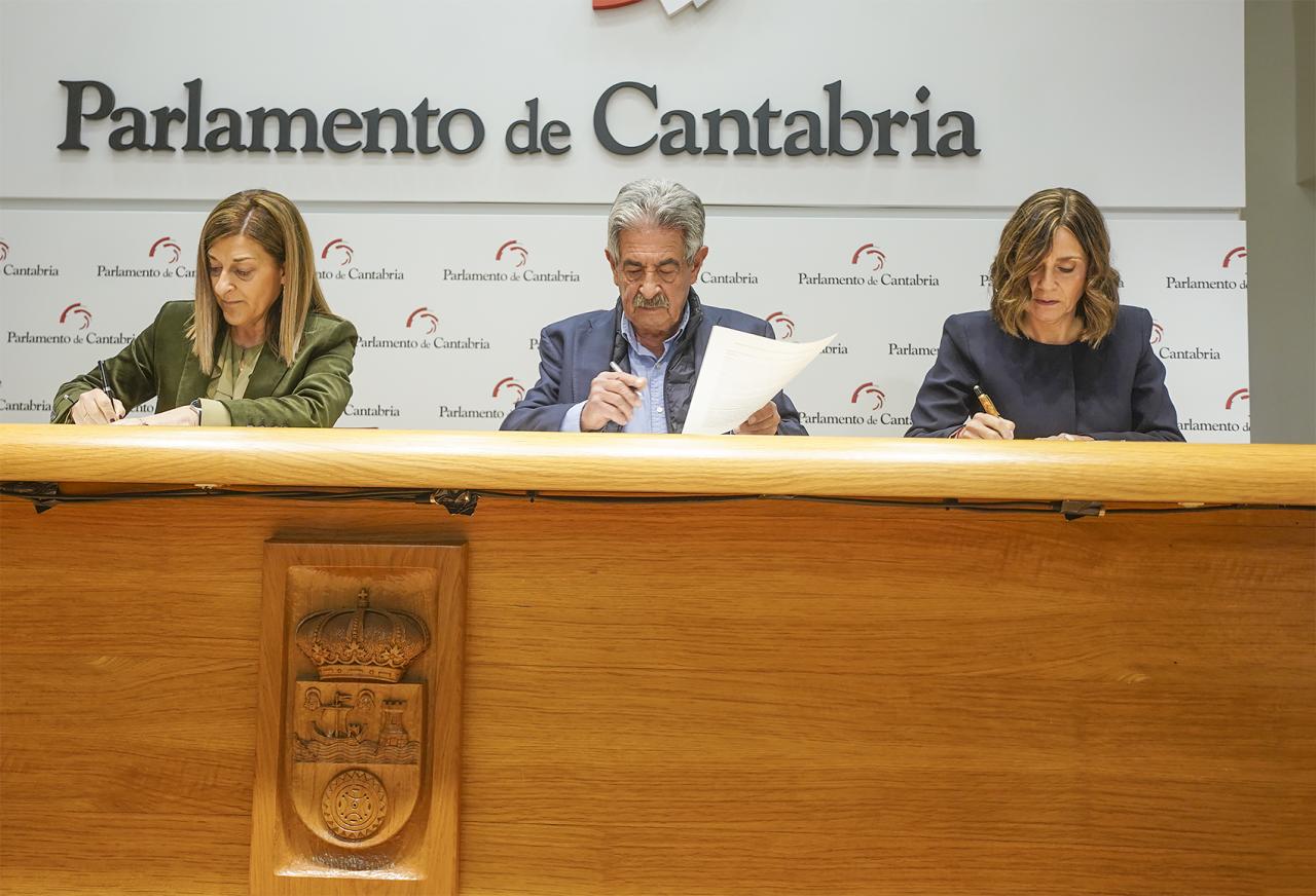 Miguel Ángel Revilla y Paula Fernández han firmado el acuerdo con la presidenta Buruaga
