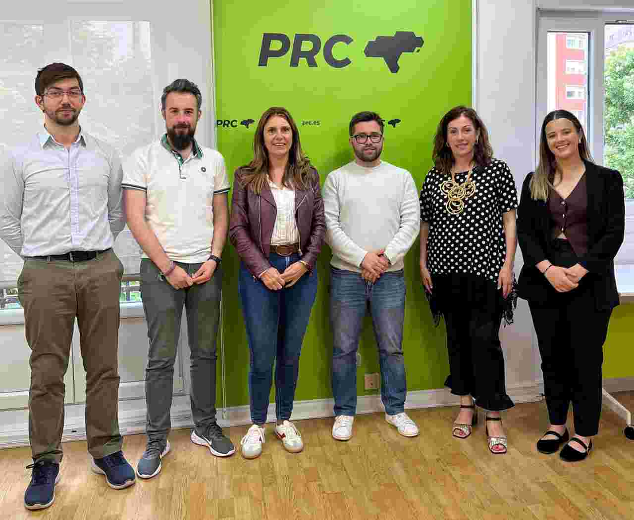 Paula Fernández y Rosa Díaz con representantes de Juventudes Regionalistas