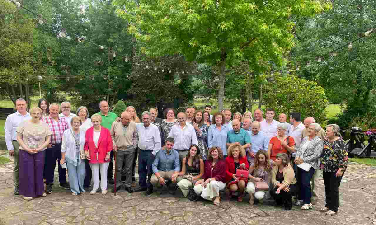 Foto de familia del homenaje a Gabriel Gómez celebrado hoy en Cabuérniga