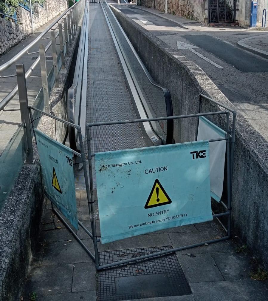 Escalera mecánica en mantenimiento