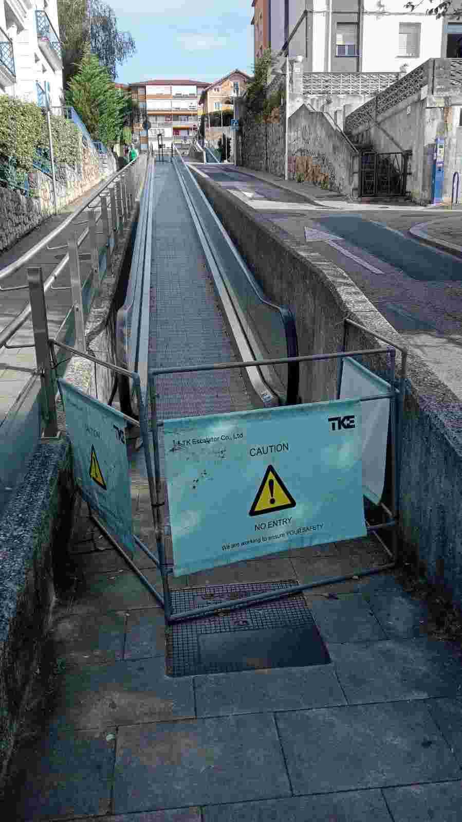 Imagen de archivo de una escalera mecánica en mantenimiento