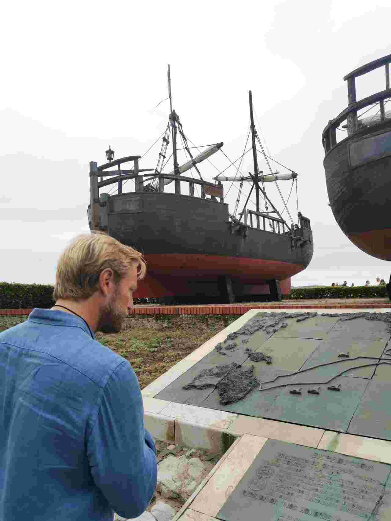 Imagen de archivo de Felipe Piña visitando los galeones