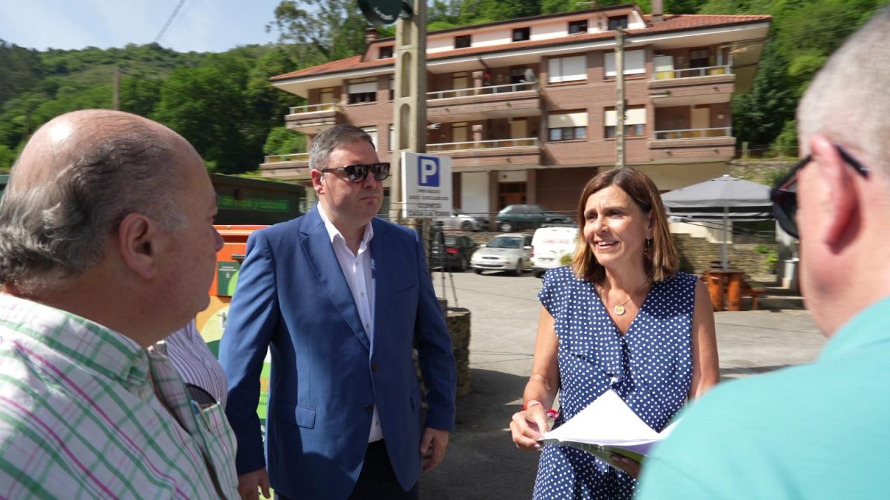 Paula Fernández y el alcalde de Miera este miércoles en Mirones.