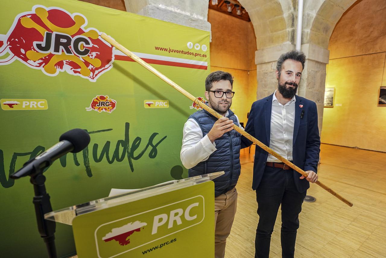 Luis Casas entrega a Alejandro Pascual el 'bastón de mando' de Juventudes Regionalistas 