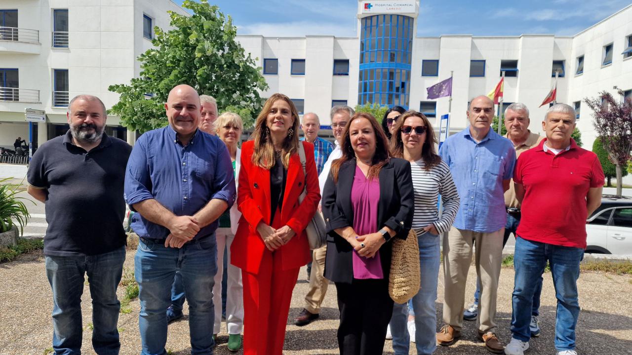 Paula Fernández junto a representanets del PRC en la comarca del Ason frente al Hospital Comarcal de Laredo