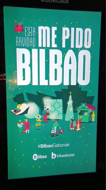Cartel publicitario en las marquesinas de Santander