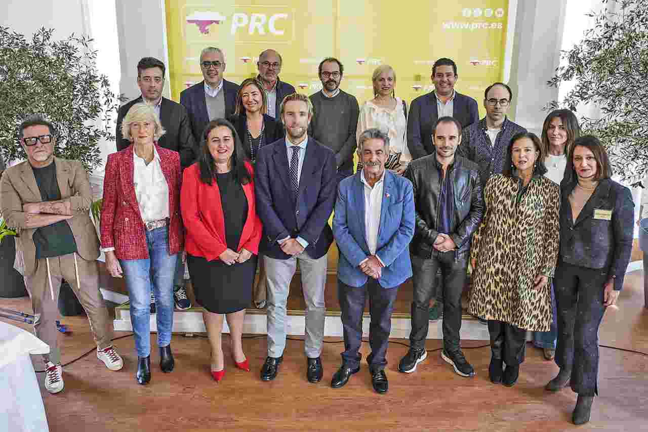 Felipe Piña y Miguel Ángel Revilla con el nuevo Comité Local del PRC en Santander