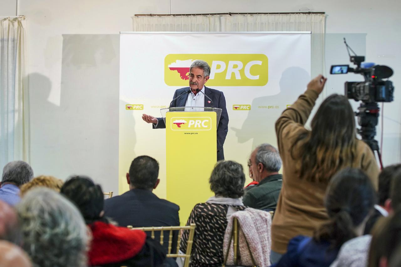 Miguel Ángel Revilla durante su intervención en la Comida de Navidad del PRC del año pasado.