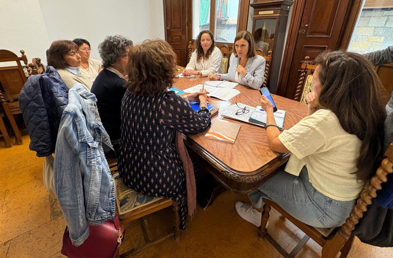 Carla Urabayen y Paula Fernández en una reunión con la Plataforma Centro Cultural Castro Urdiales celebrada esta semana