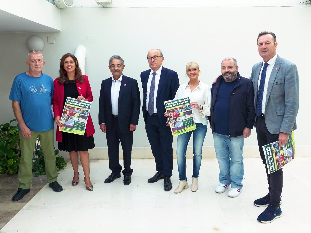 Dirigentes del PRC en Cantabria y en Ampuero muestran el cartel del torneo de pasabolo-tablón