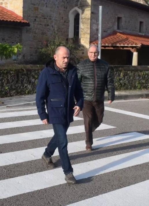 El portavoz del PRC Ángel Cobo, en primer término, junto al pedáneo José María Díez