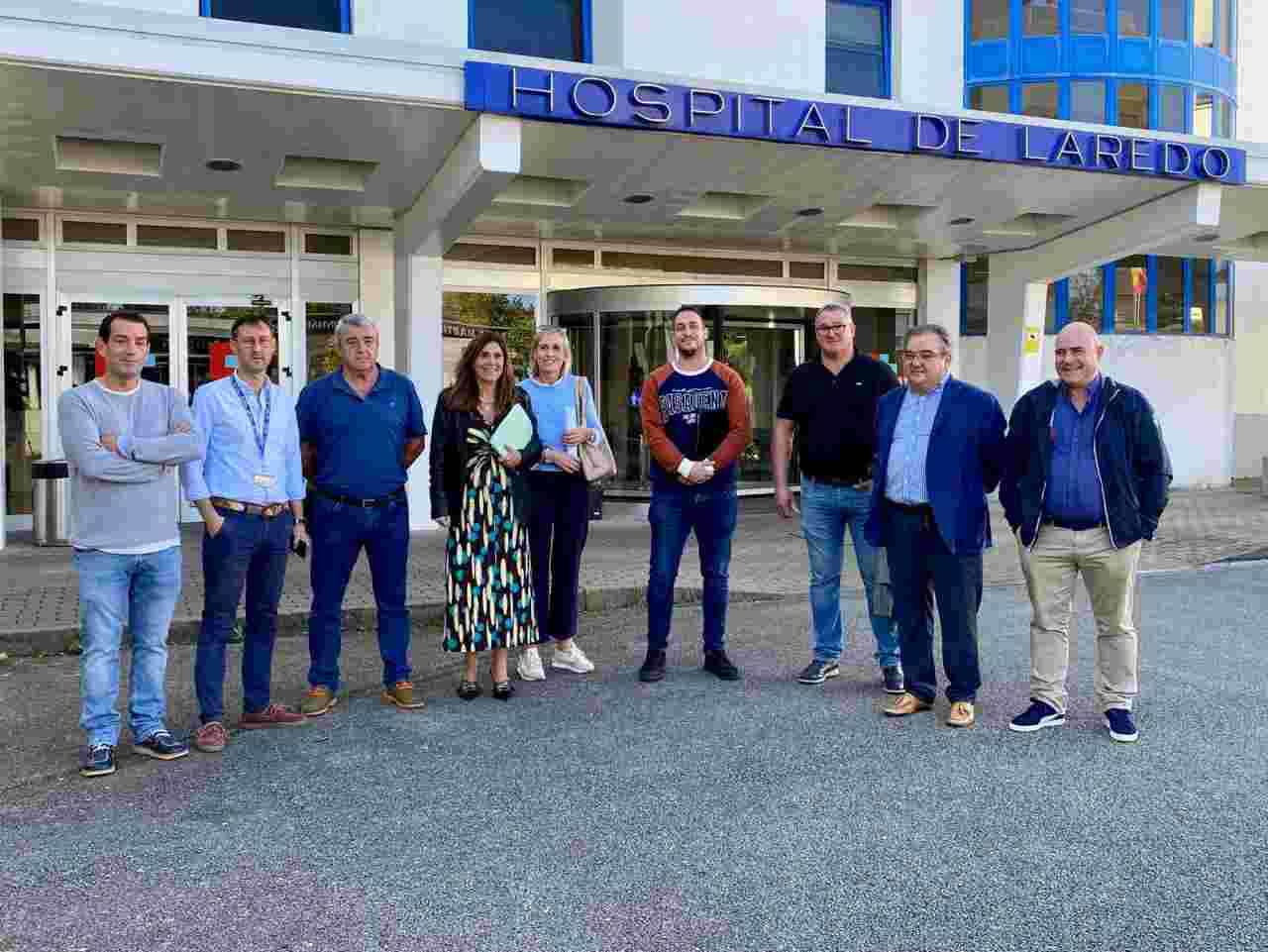 Paula Fernández Viaña en la visita que realizó al Hospital de Laredo en octubre de 2024