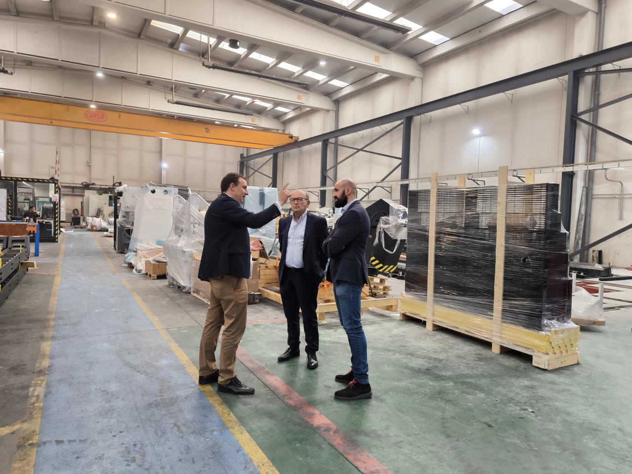 Javier López Marcano y Daniel Santos en una visita a una fábrica de Reinosa