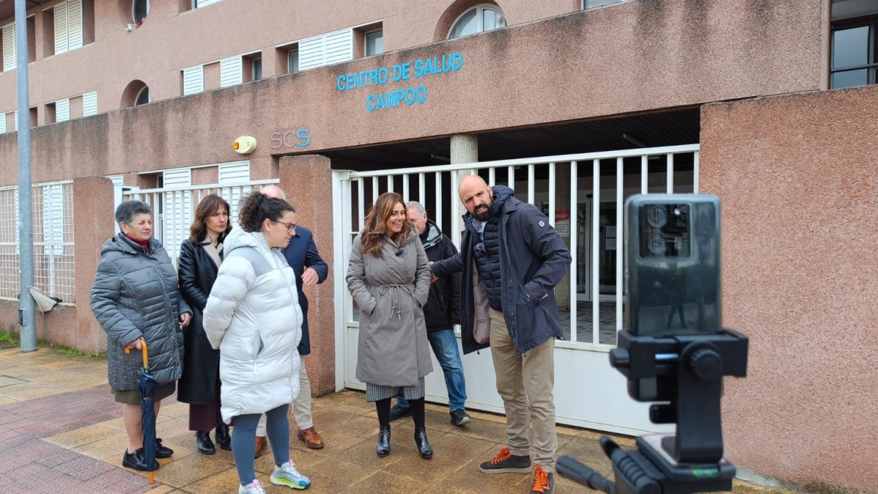 Paula Fernández y Daniel Santos ante el Centro de Salud de Reinosa