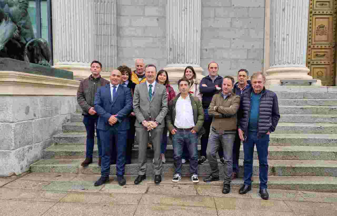 Guillermo Blanco en la puerta del Congreso con representantes de las organizaciones ganaderas