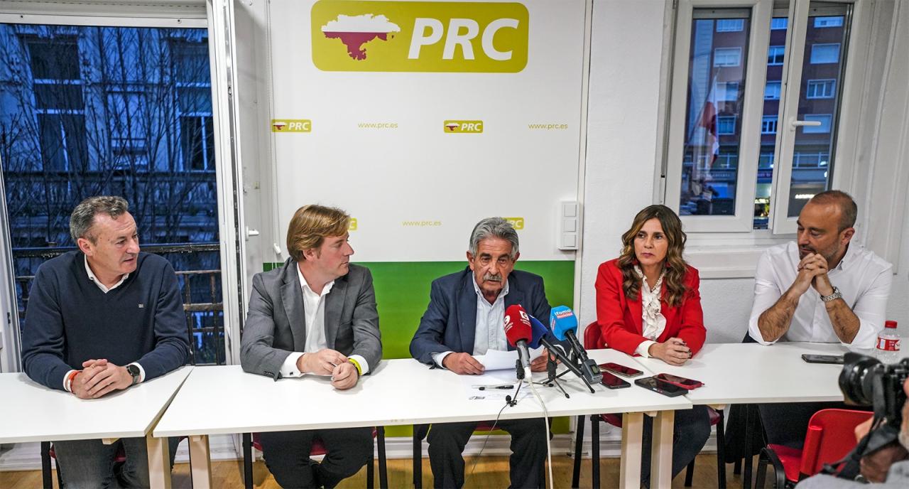 Miguel Ángel Revilla junto a los cuatro candidatos en la lectura de los resultados