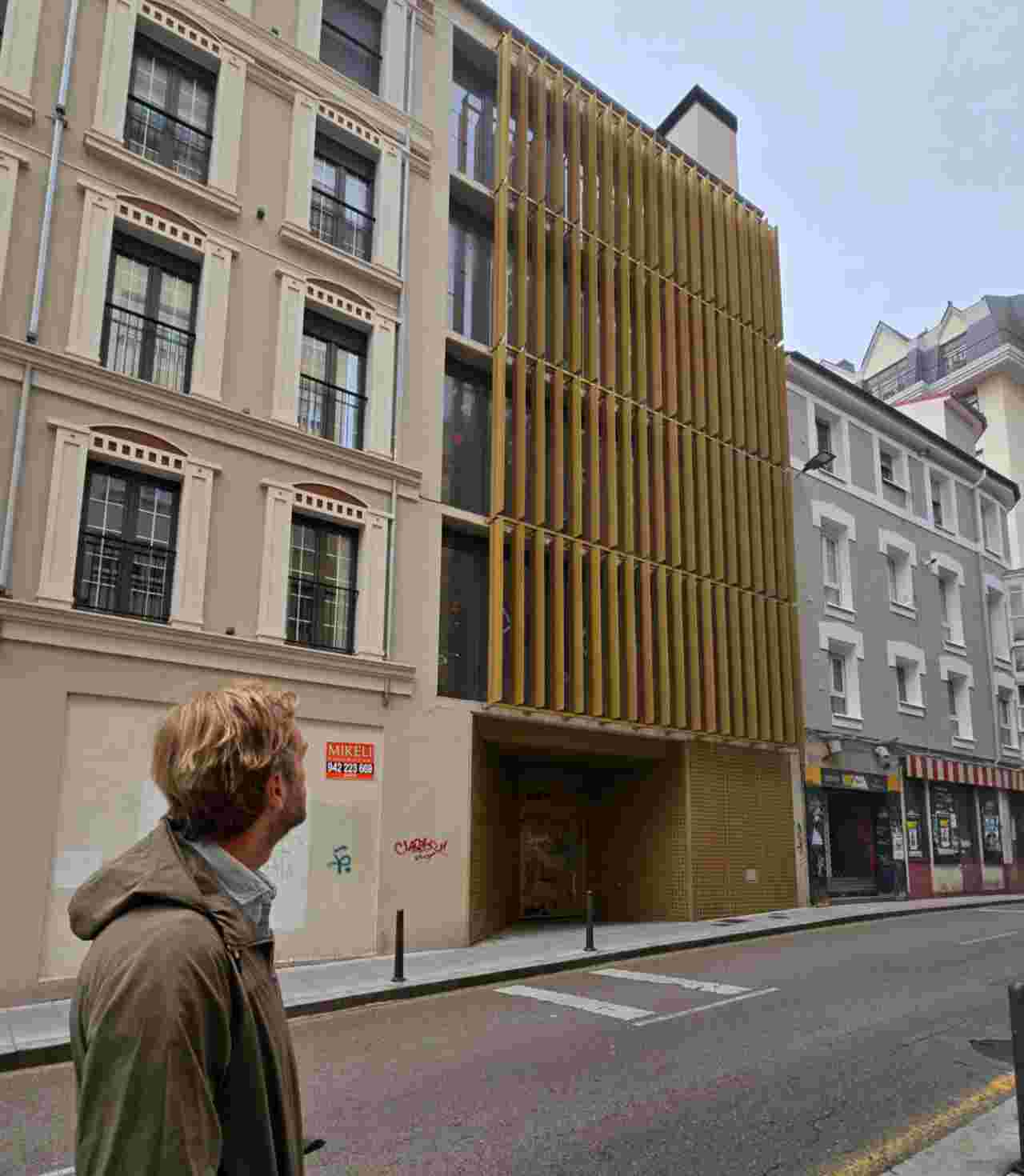 Felipe Piña junto al edificio de la calle Santa Lucía