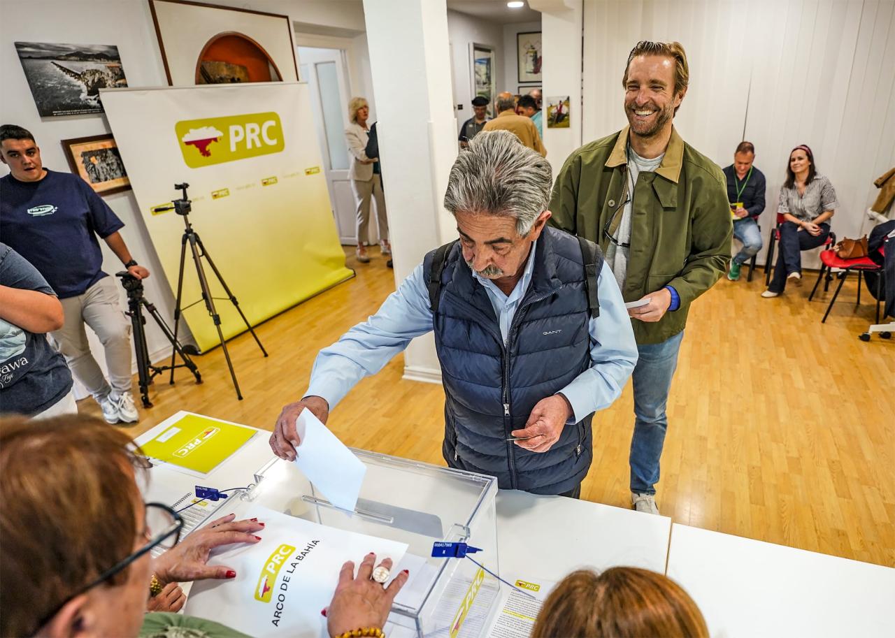 Miguel Ángel Revilla votó en las primarias en la sede del PRC en Santander