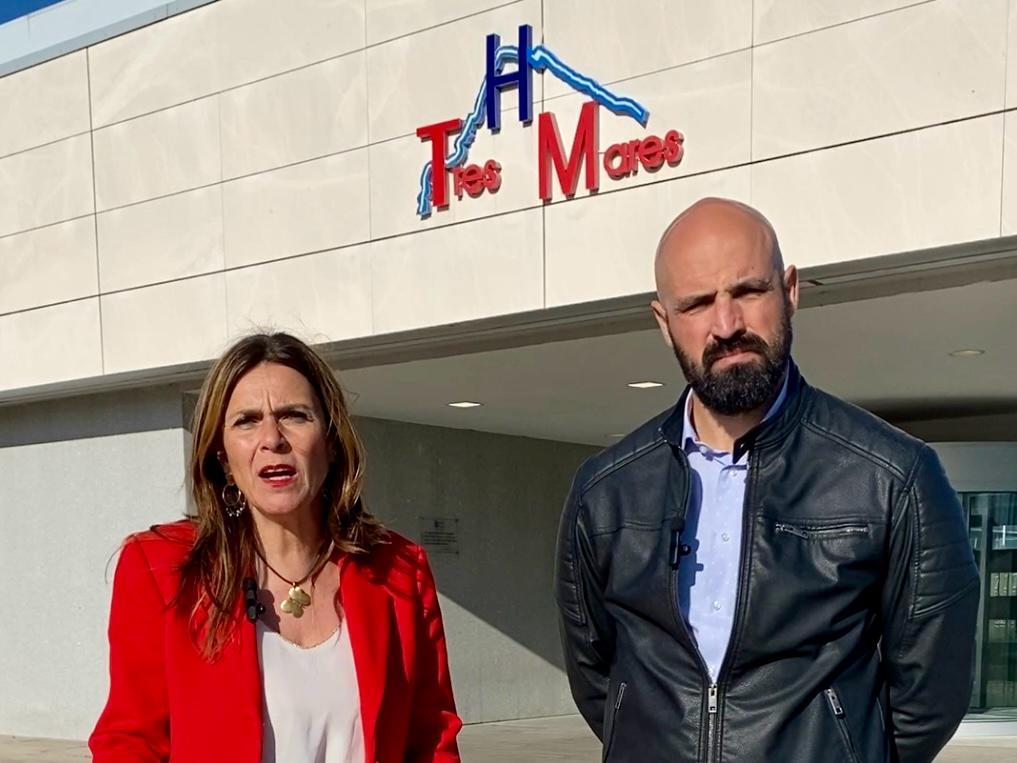 Paula Fernández y Daniel Santos ante el Hospital Tres Mares