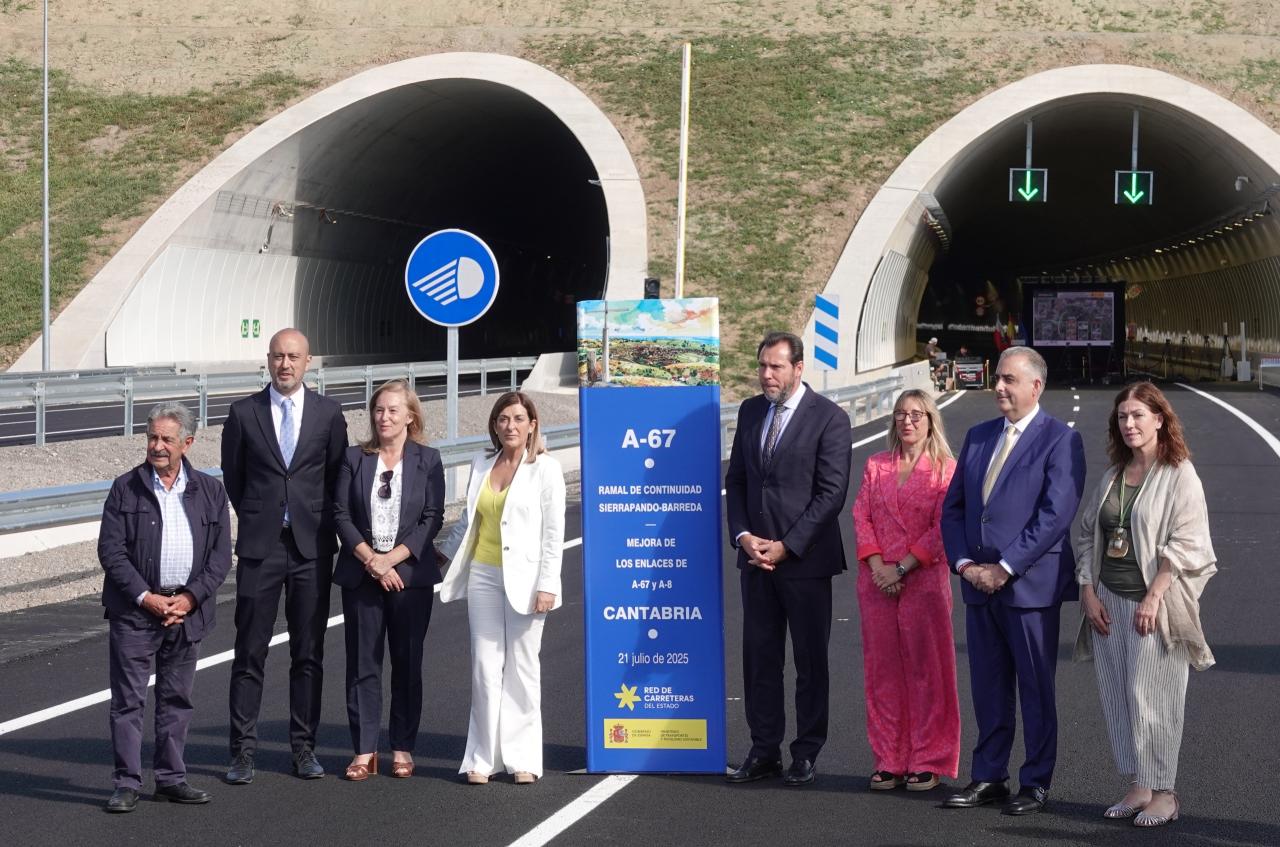 Miguel Ángel Revilla, Javier López Estrada y Rosa Díaz, junto al resto de autoridades en el acto inaugural del 'nudo de Torrelavega'.