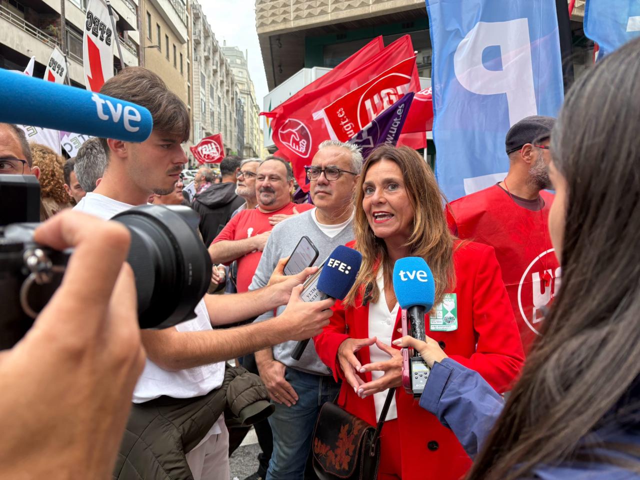 Paula Fernández Viaña atiende a los medios de comunicación al inicio de la manifestación