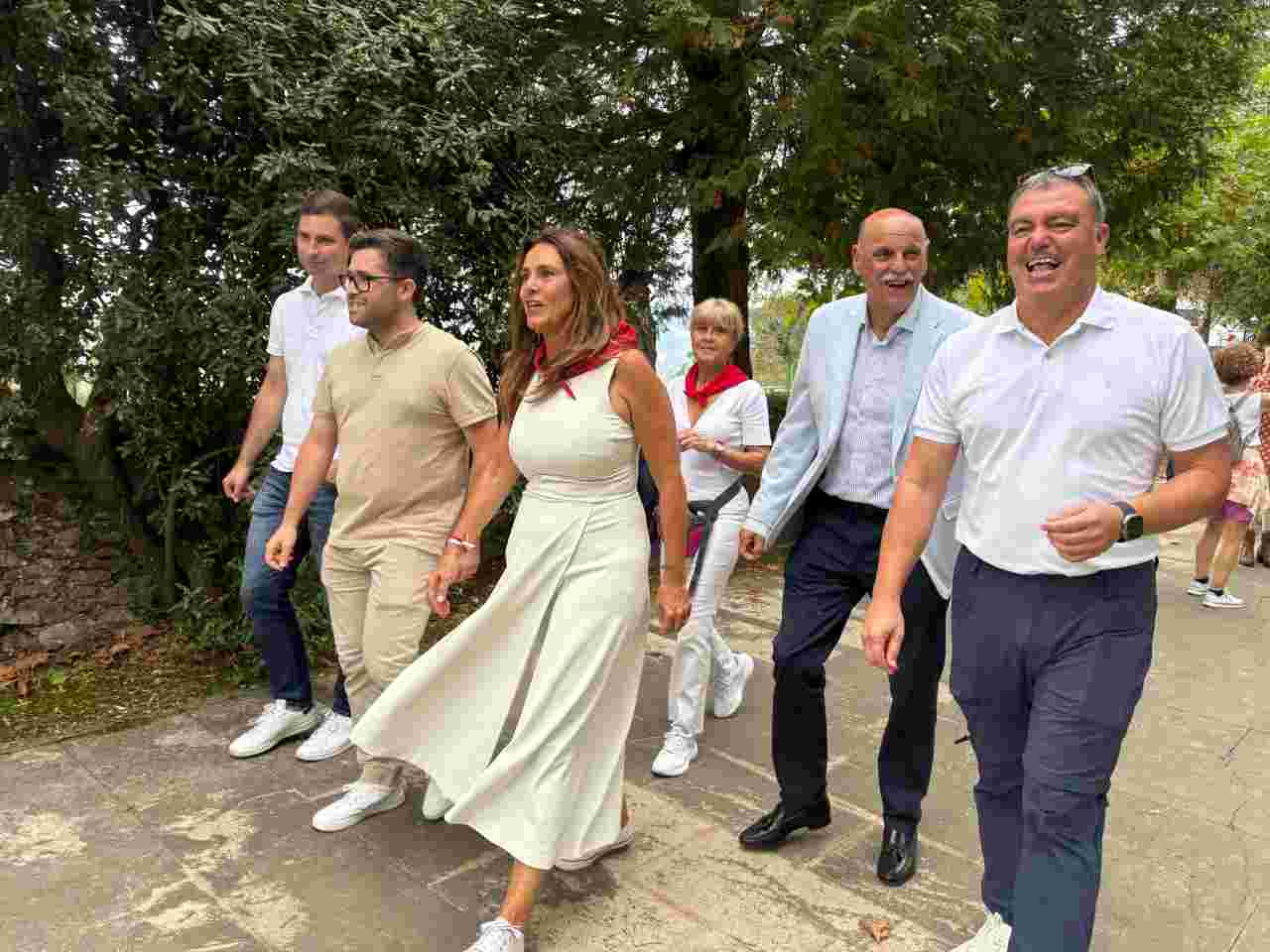 Paula Fernández junto a otros regionalistas, de camino al santuario de La Bien Aparecida