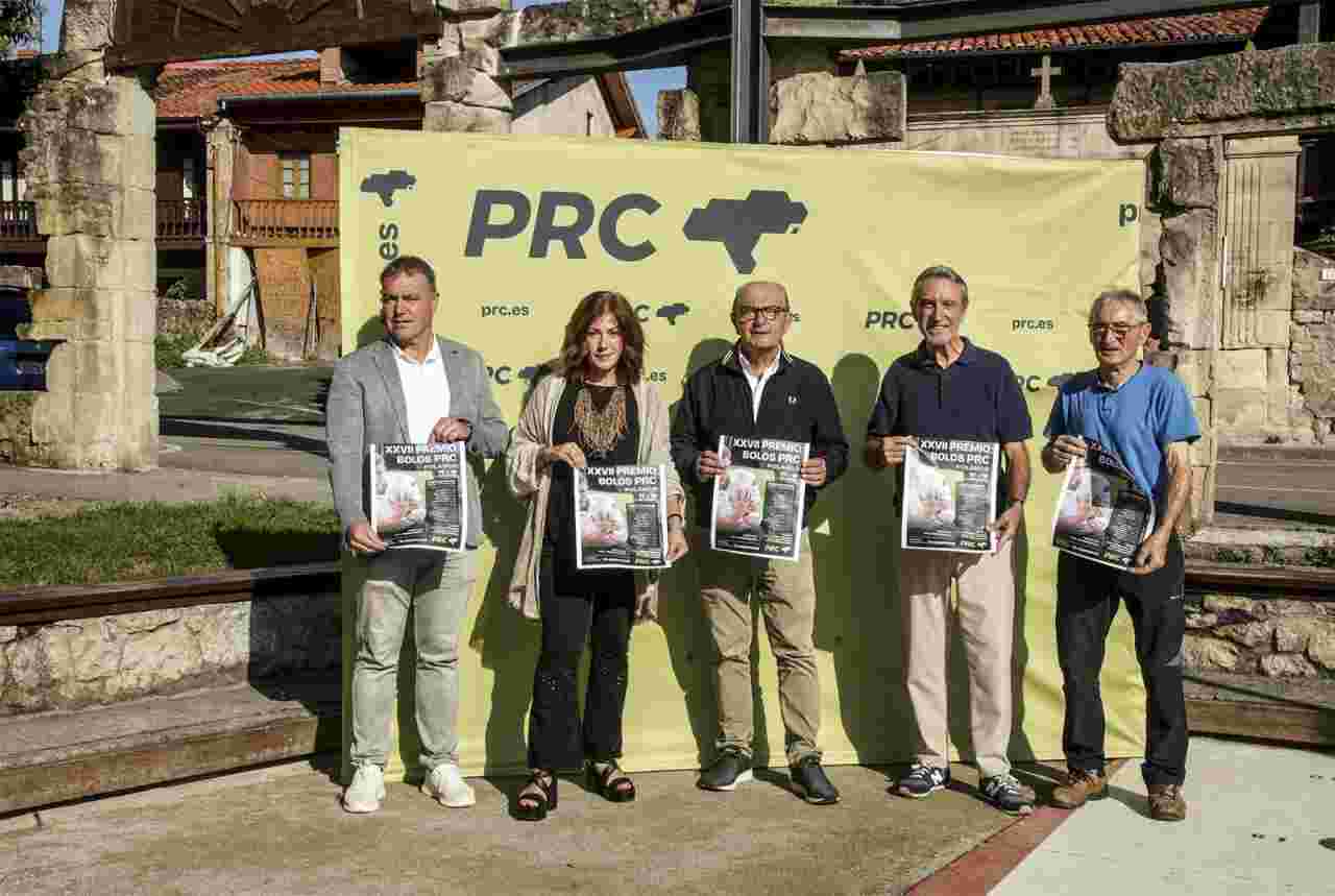 De izquierda a derecha, Jesús Ochoa, Rosa Díaz, Javier López Marcano, Avelino Rodríguez y el presidente de la Peña Bolística de Polanco muestran el cartel anunciador del Premio del PRC