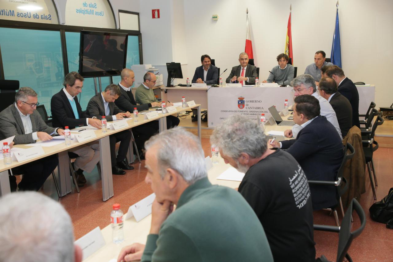 La Mesa del Ferrocarril se ha reunido hoy en la estación de autobuses de Santander.