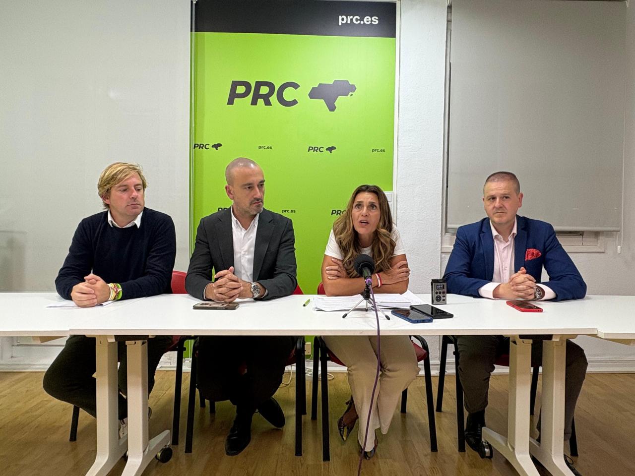 Paula Fernández junto a los alcaldes de Torrelavega, Reocín y San Felices de Buelna.