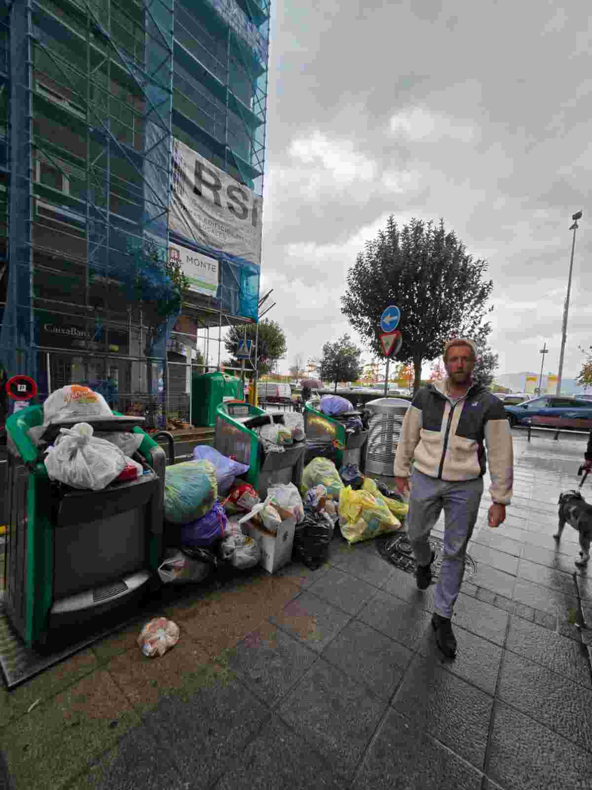 El portavoz del PRC, Felipe Piña, junto a uno de los puntos averiados