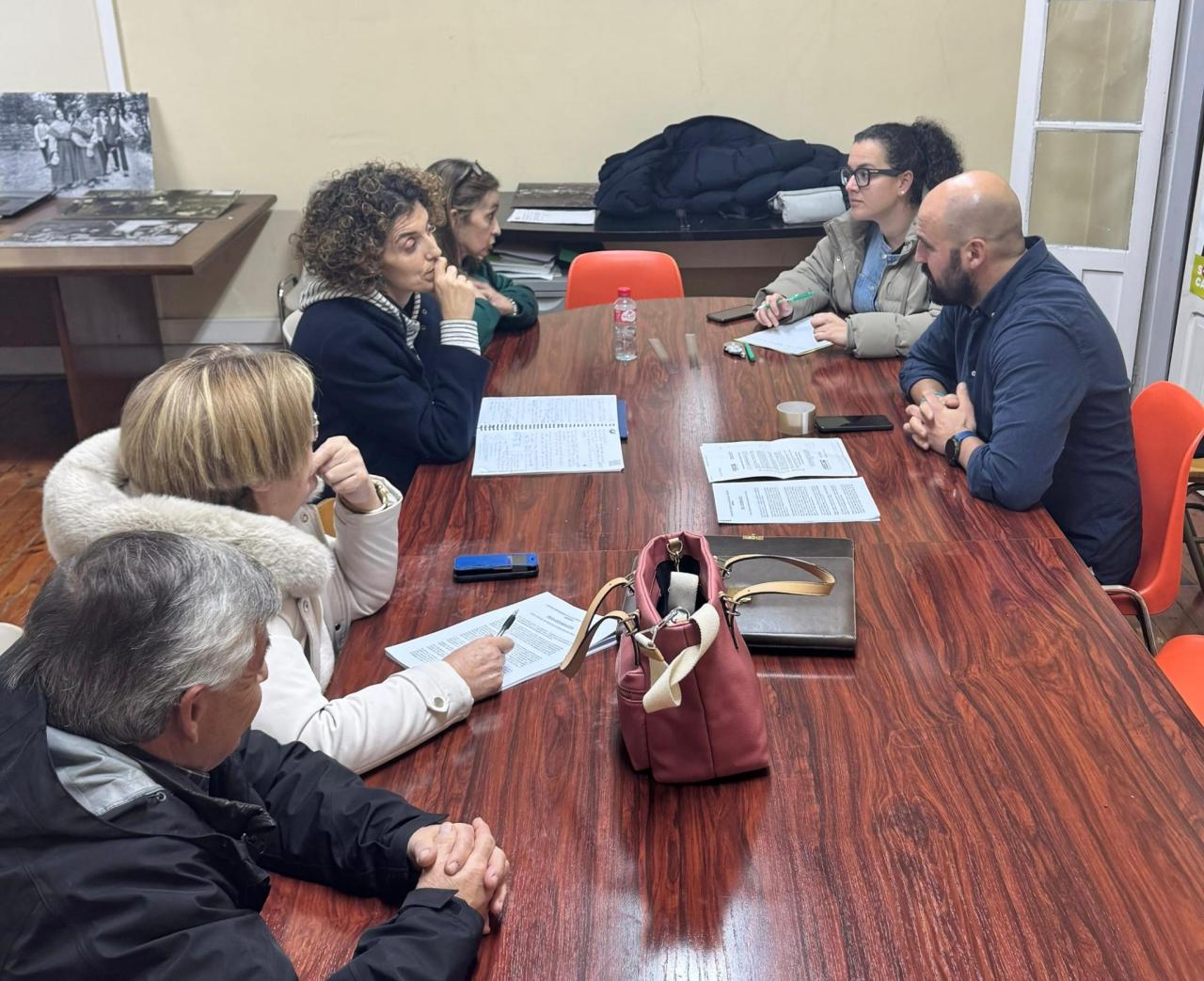 Un momento de la reunión de representantes del PRC en Reinosa con trabajadores de las residencias de ancianos.