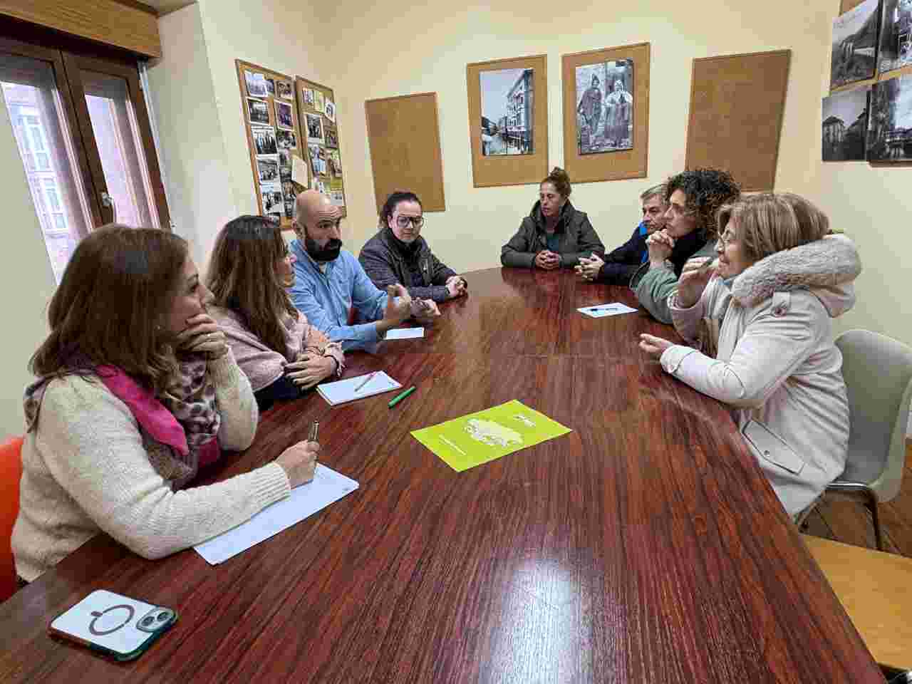 Un momento de la reunión del PRC con representantes de los trabajadores de las residencias de Reinosa