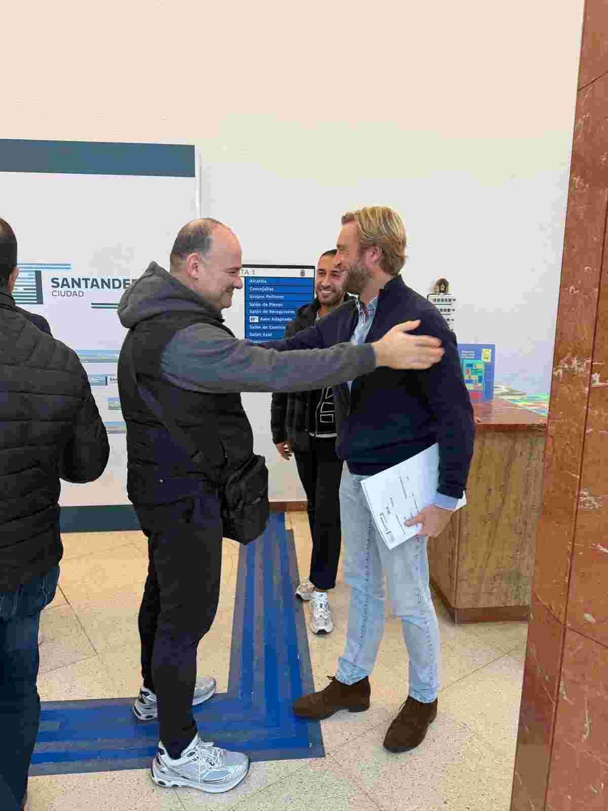 Felipe Piña saluda a los representantes de la Policía Local