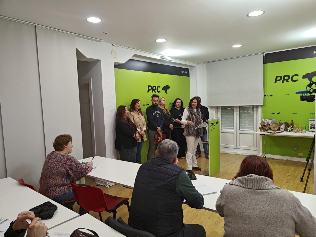 Paula Fernández ha comparecido junto al secretario de JRC y representantes de los comités comarcales