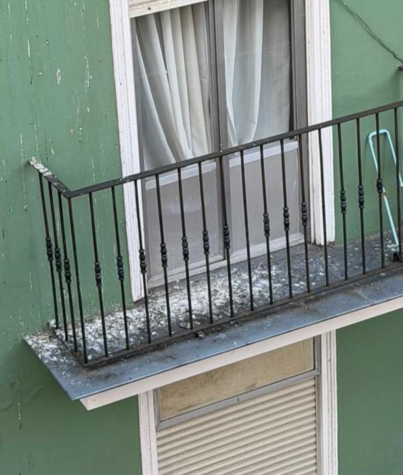 Imagen de un balcón lleno de excrementos de paloma