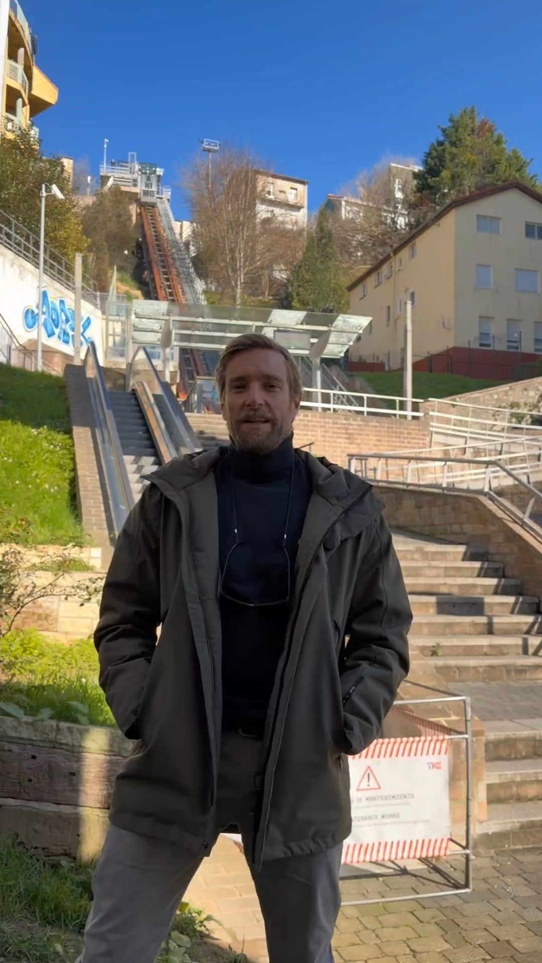 Felipe Piña en las escaleras del Río de la Pila