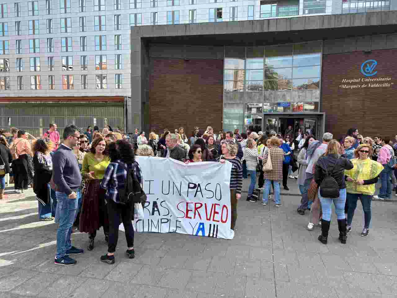 Fernández Viaña asistió la concentración del personal de limpieza el martes ante el hospital