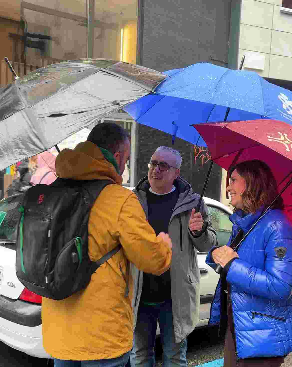 Paula Fernández con Pedro Hernando y uno de los manifestantes