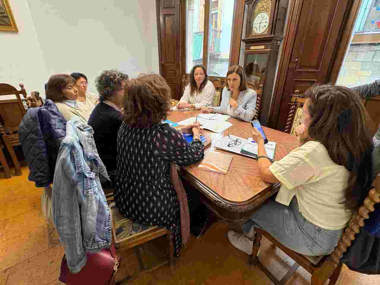 Carla Urabayen y Paula Fernández en una reunión con la Plataforma por el Centro Cultural Multiusos Ágora