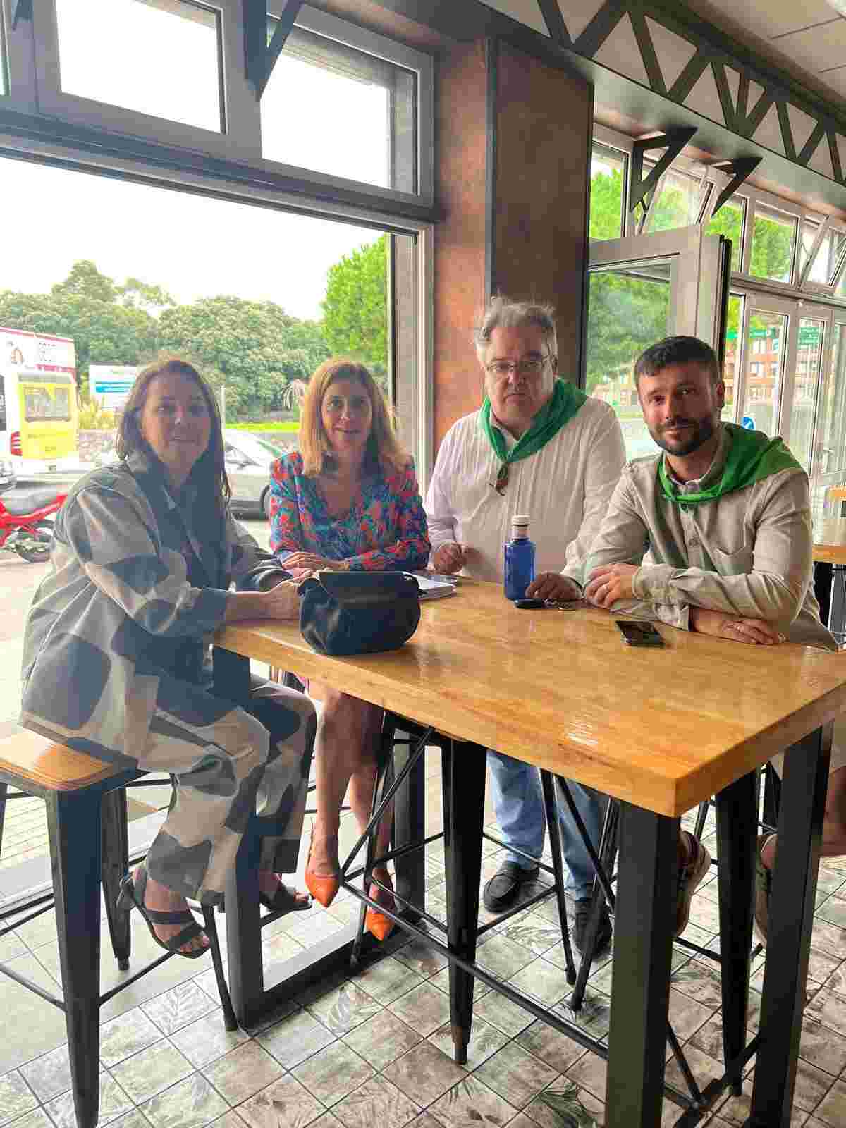 Paula Fernández Viaña y los concejales regionalistas en Noja