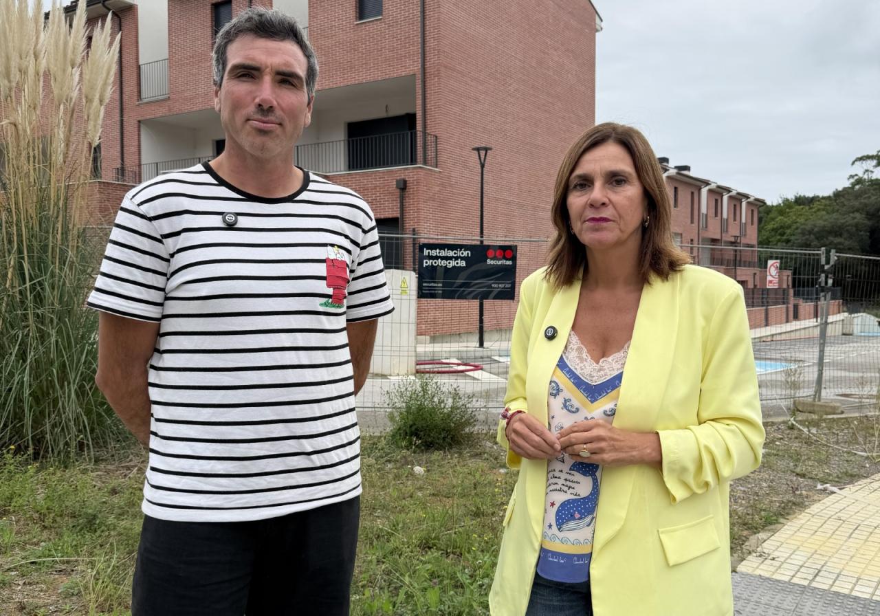 David Colina junto a Paula Fernández Viaña en una visita reciente al entorno de las viviendas vacías de La Arena
