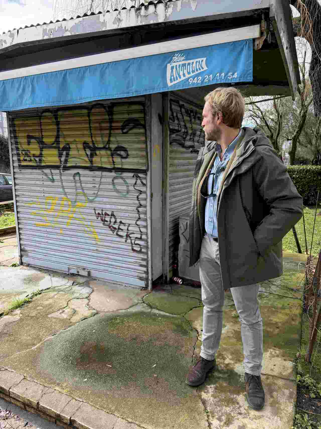 Felipe Piña en un quiosco abandonado del Paseo Altamira