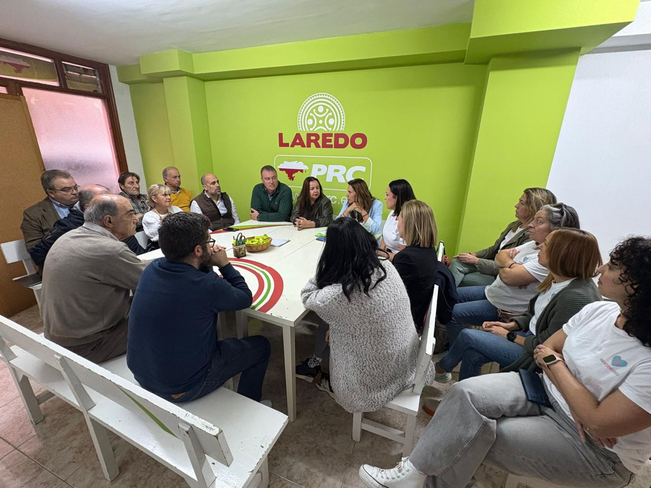 Un momento de la reunión celebrada hoy en la sede del PRC en Laredo.